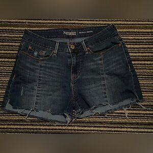 Signature Levi’s Mid-Rise Denim Shorts Sz 4/27 waist
